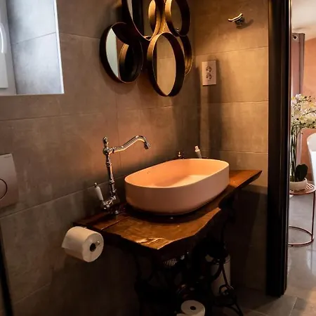 Cista Desetka! - Sa Garaznim Mestom Apartment Novi Sad